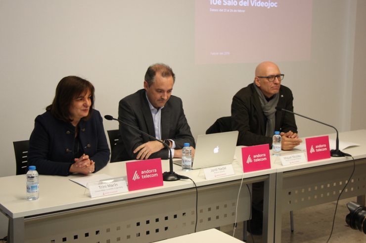 La cònsol major d'Escaldes-Engordany, Trini Marín; el drector general d'Andorra Telecom, Jordi Nadal, i el rector de l'UdA, Miquel Nicolau, durant la presentació del 10è Saló del videojoc.